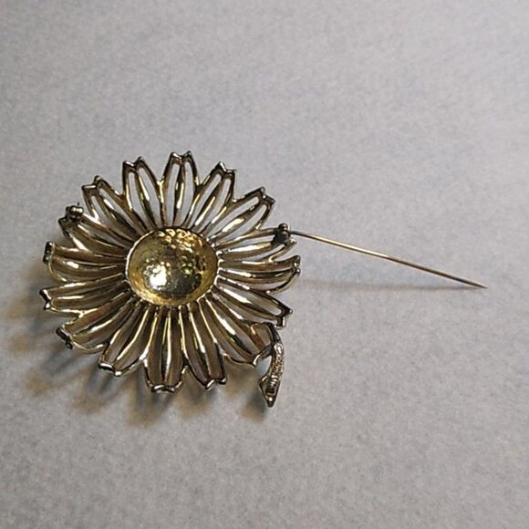 Elegant Sarah Coventry Silver Tone Metal Flower Brooch Cottagecore Grandmacore - Picture 4 of 6